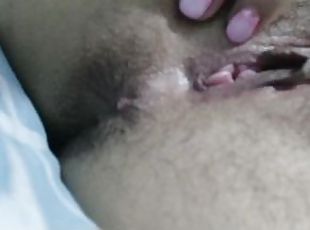 Flaca Latina se masturba en su cama orgasmo cremoso