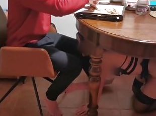 SCHIAVA sessuale Italiana succhia sotto il tavolo e si fa scopare come una cagna